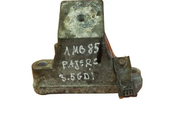 Mitsubishi Pajero Engine mounting bracket 1MB85