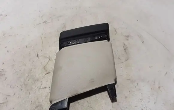 (B) pillar trim (bottom)