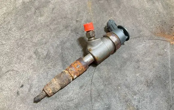 Peugeot 208 Fuel injector 0445110339