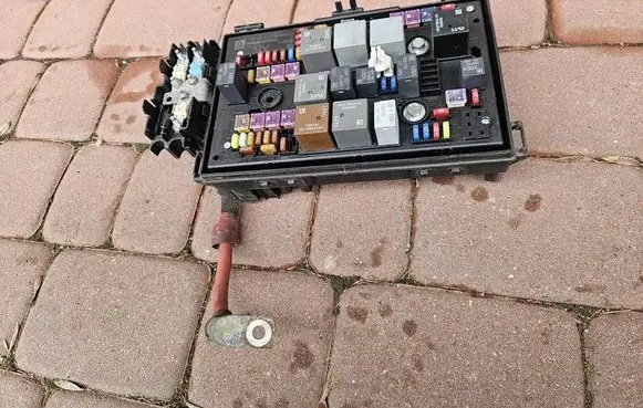 Opel Zafira C Fuse module 13449212
