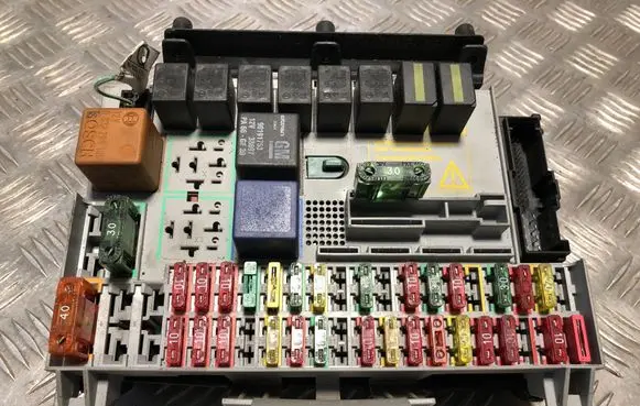 Opel Zafira A Fuse box set 90583459