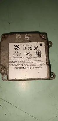 Volkswagen PASSAT B5 Airbag control unit/module 1J0909607