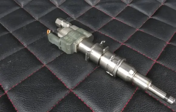 BMW 3 E90 E91 Fuel injector 7589048 10181010 PA66GF359