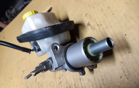 Chrysler 300 - 300C Master brake cylinder