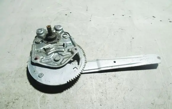 Rear door manual window regulator