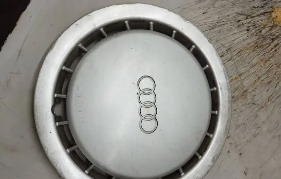 Audi 80 90 B3 R14 wheel hub/cap/trim 893601147