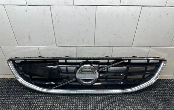 Volvo V40 Front bumper upper radiator grill 31301893 31301892