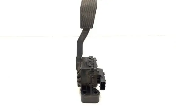 Accelerator throttle pedal