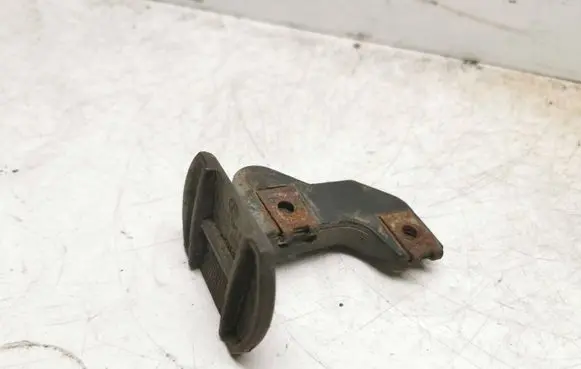 Front bumper mounting bracket
