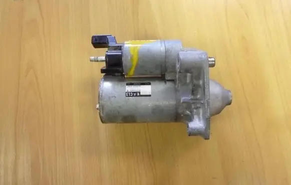 Peugeot 208 Starter motor 9671530880 VD1424