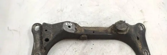 Engine mounting bracket