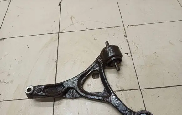 Volvo XC90 Front lower control arm/wishbone