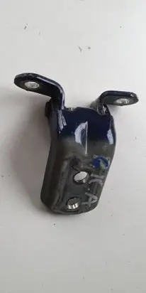 Nissan Qashqai+2 Rear door lower hinge