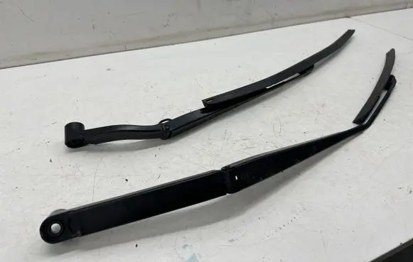 Nissan Leaf II (ZE1) Front wiper blade arm