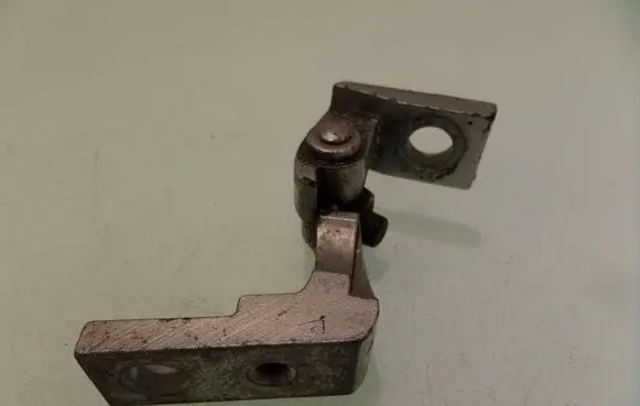 Volkswagen PASSAT B5 Front door upper hinge
