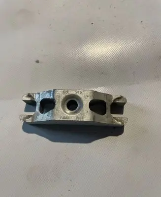 Volkswagen Touran II Fuel Injector clamp holder 03l216