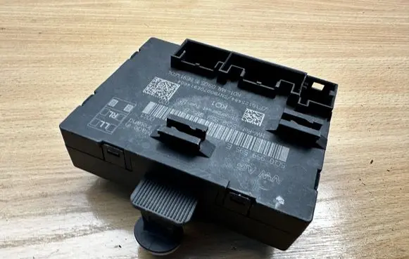 Volkswagen PASSAT B8 Door control unit/module 5Q0959595E