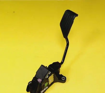 Accelerator throttle pedal