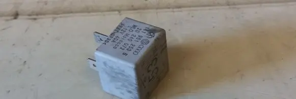 Volkswagen PASSAT B5 Other relay 141951253B