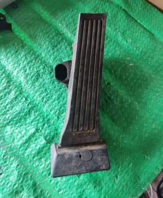 Accelerator throttle pedal