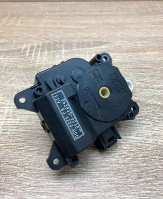 Toyota Prius (XW20) Air flap motor/actuator 0638000240 12V8J4230