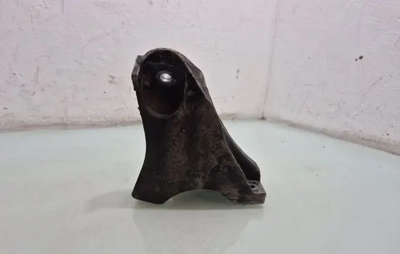 Engine mounting bracket