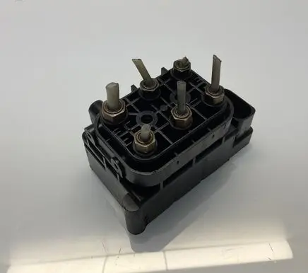 Mercedes-Benz S W221 Air suspension valve block A2513200058 090629 692007