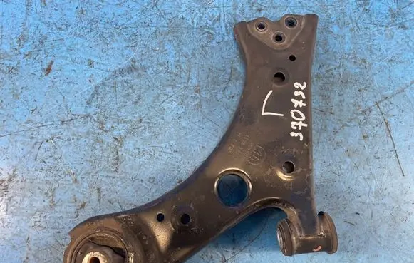 Jeep Compass Front lower control arm/wishbone 68318011AC