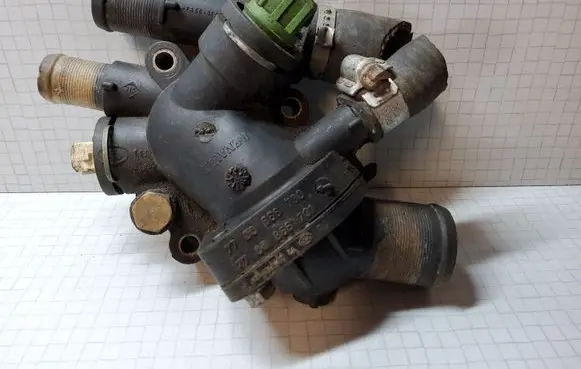 Thermostat/thermostat housing