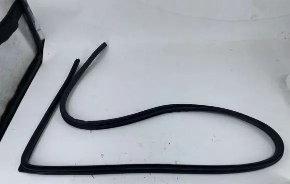 Mitsubishi L200 Rear door rubber seal (on body)