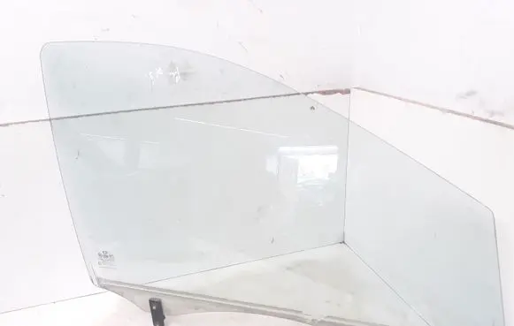 KIA Sorento Front door window glass four-door AS2