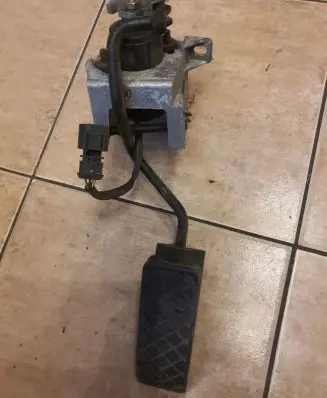 Volkswagen PASSAT B5 Accelerator throttle pedal 028907475b