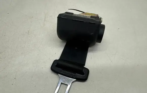 Volkswagen PASSAT B5 Middle seatbelt (rear) 3B0857813B