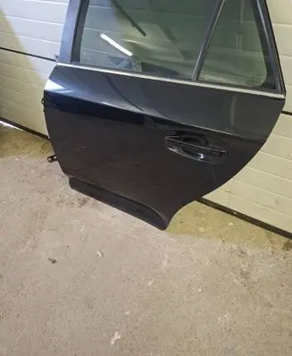 Toyota Avensis T270 Rear door