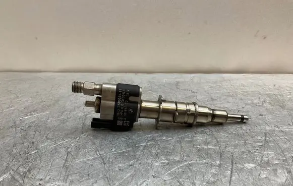 BMW 5 E60 E61 Fuel injector 7585261 PA66GF3596 10181010