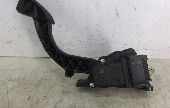 Mazda 3 I Accelerator throttle pedal 4M51-9F836-AH