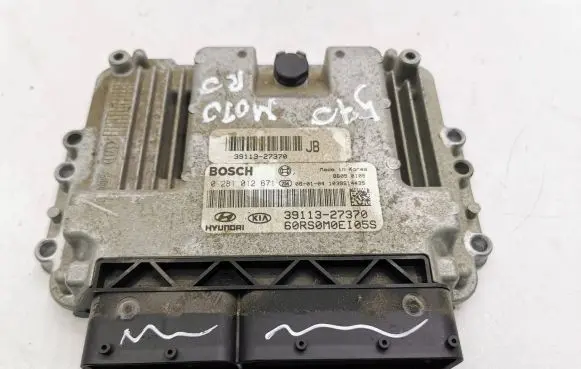 KIA Carens I Engine control unit/module 3911327370 0281012671
