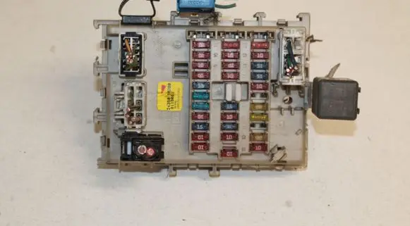 Nissan Almera N16 Fuse module 243505M300