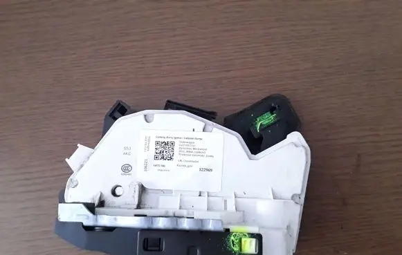 Volkswagen Golf VII Rear door lock 5K4839015R
