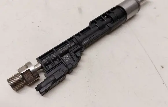 BMW 7 F01 F02 F03 F04 Fuel injector 13647639994