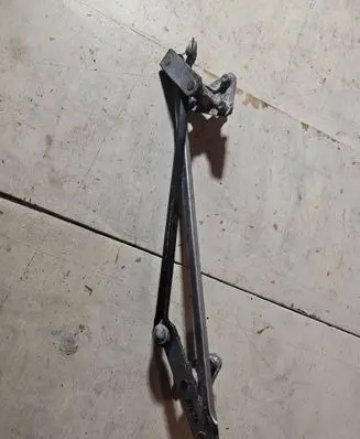 Front wiper blade arm