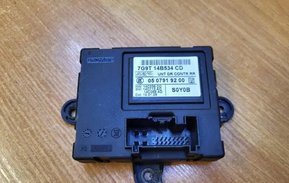 Volvo V70 Door control unit/module 7G9T14B534CD 0507919200 14823607