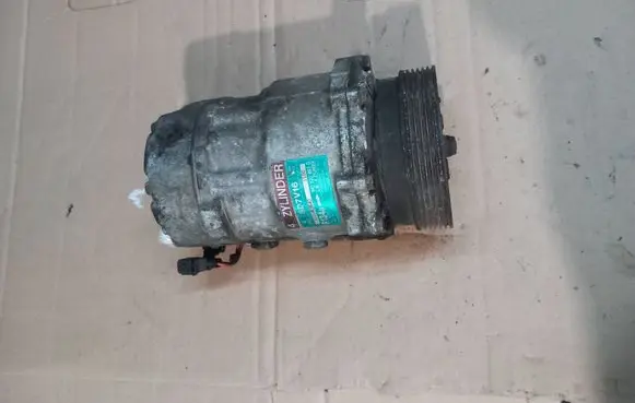 Volkswagen PASSAT B4 Air conditioning (A/C) compressor (pump) 1H0820803D