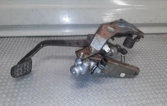 Toyota Previa (XR30, XR40) II Clutch pedal