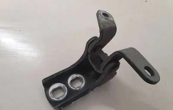Opel Astra J Front door lower hinge 