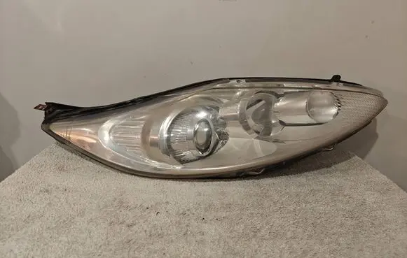 Ford Fiesta Headlight/headlamp 