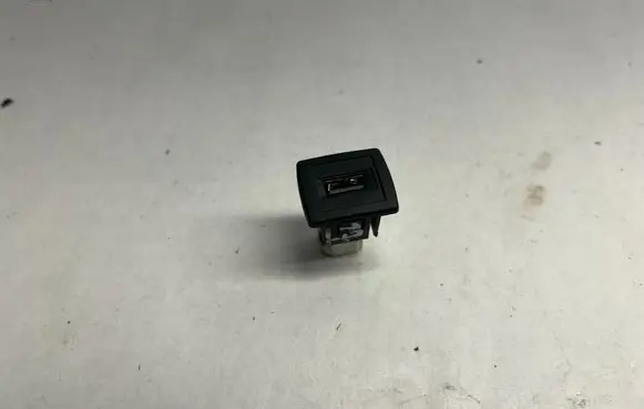 Mercedes-Benz GL X166 USB socket connector A2188200187