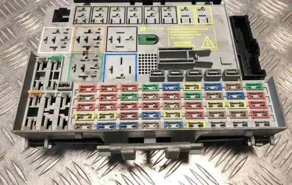 Opel Zafira A Fuse box set 24412497