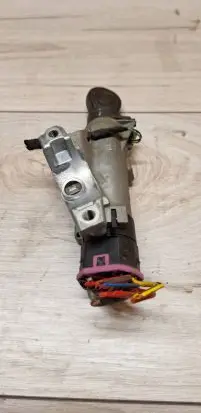 Volkswagen PASSAT B5 Ignition lock 4D0905851E