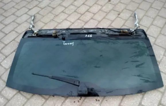 Volkswagen Touareg I Opening tailgate glass 